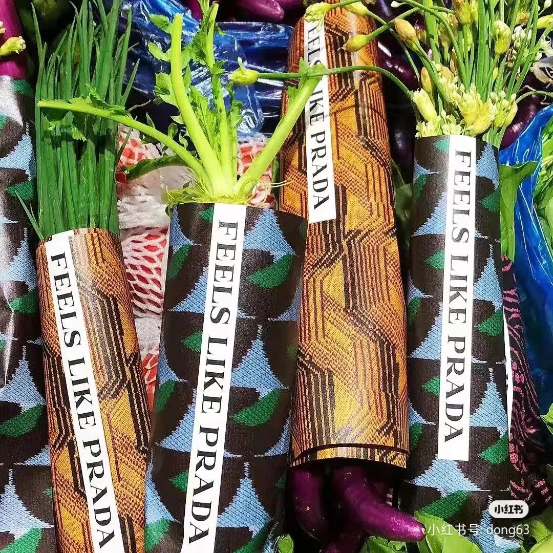 prada购物图,prada专柜购物袋