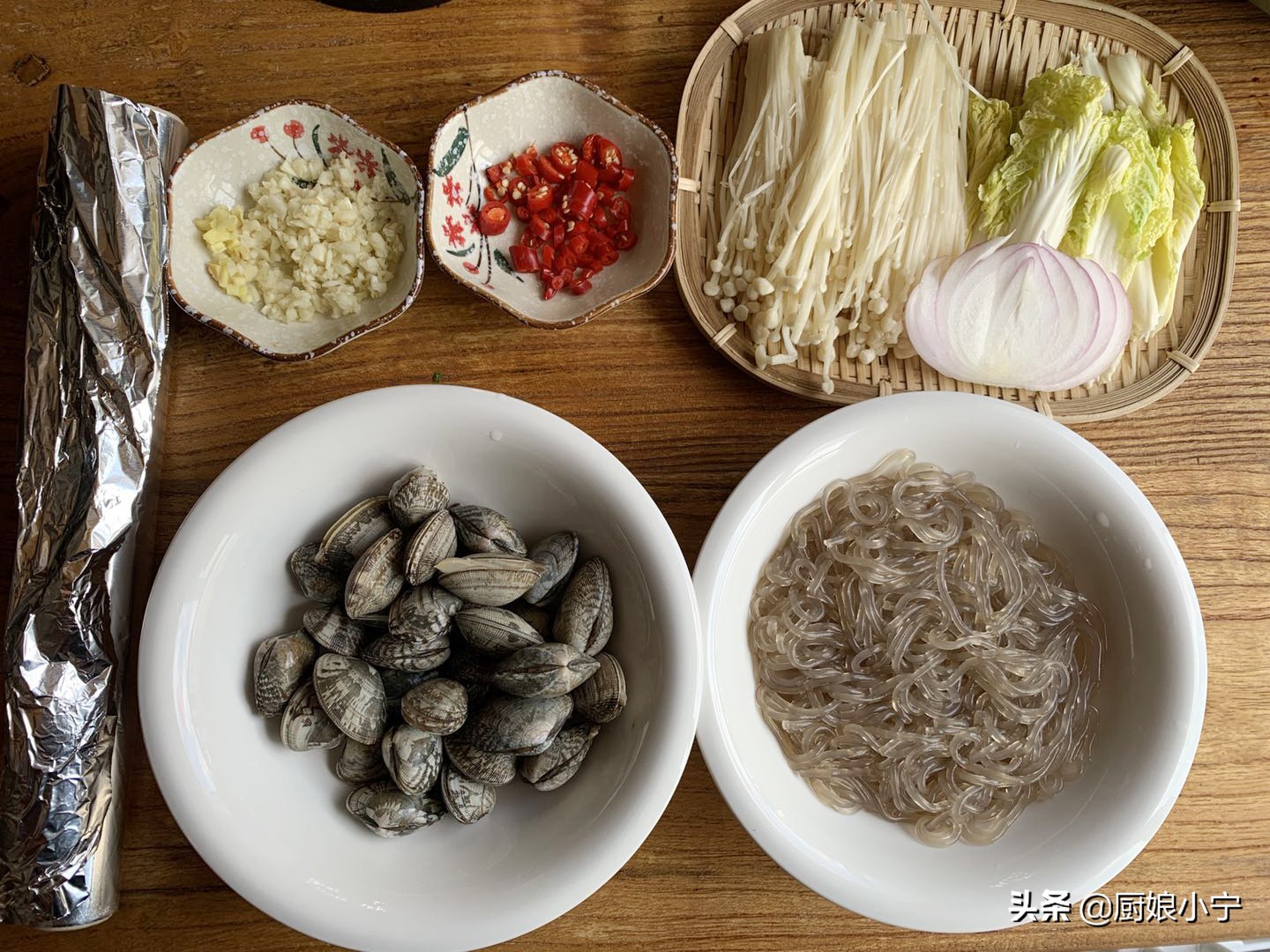 这菜外面卖20，自己做成本几块钱，记住汤料做法，你也能出摊