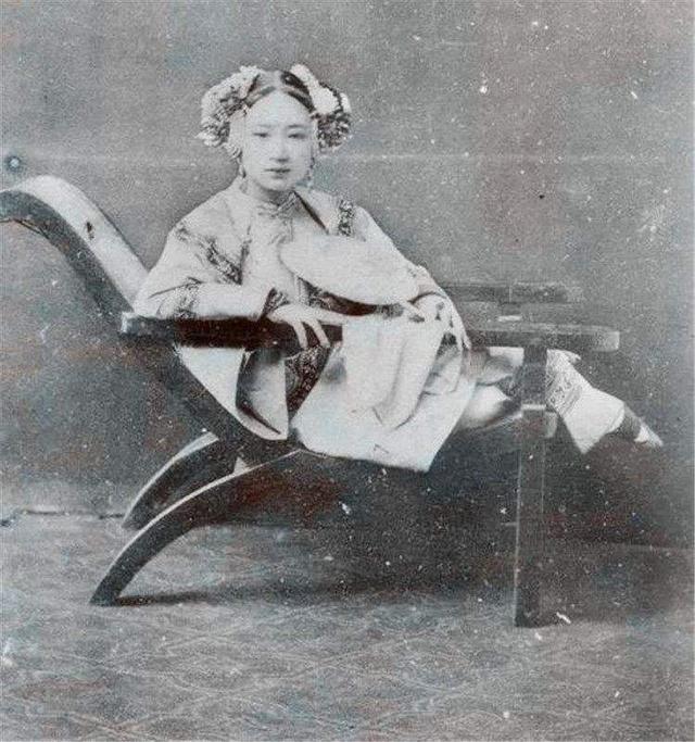 她本是*楼青***女妓**，嫁给皇室宗亲身价12000金，李叔同为此削发出家