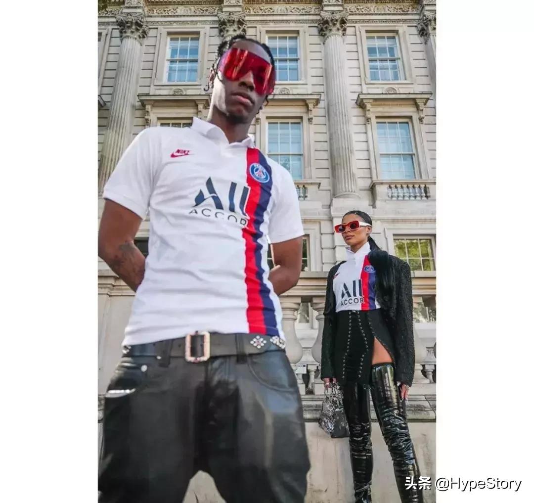 伦敦时装周惊艳全场，谁还敢说球衣不时髦？