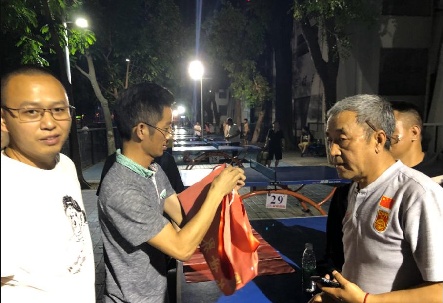 国足集训迎特殊球迷，双目失明带红旗求全体签名，他这是为了什么