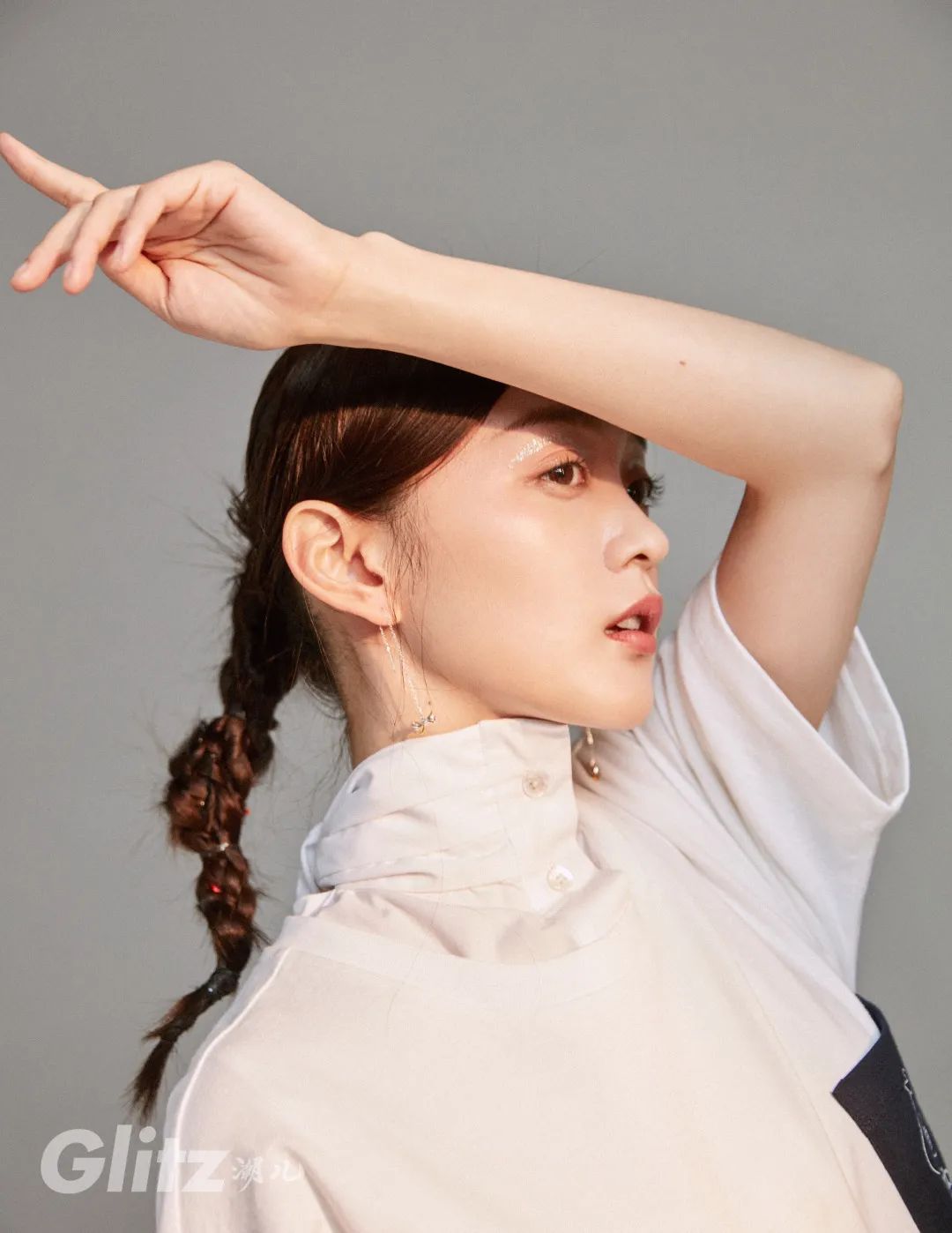 何泓姗流金岁月戴的项链,何泓姗戴两个灯笼耳环