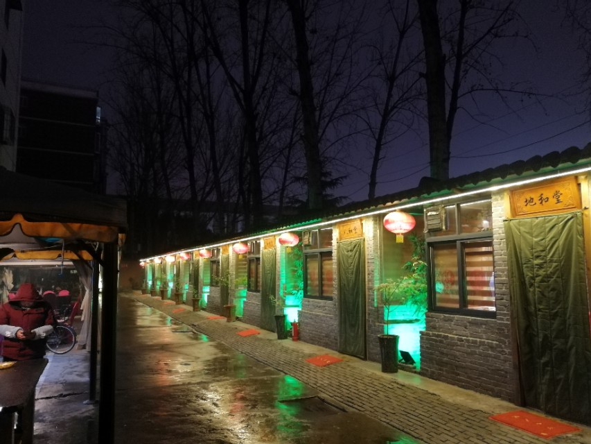 深夜郑州8男2女躲在花园路北环桥头，吃丹江翘嘴鲌，喝方城木瓜酒