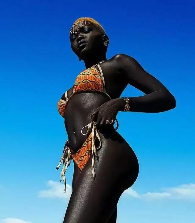 世界上最黑的模特图片,世界最黑的黑模特