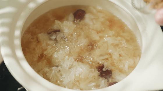 春节，宅在家里吃什么？教你做碗桃胶银耳羹，简单营养还美味