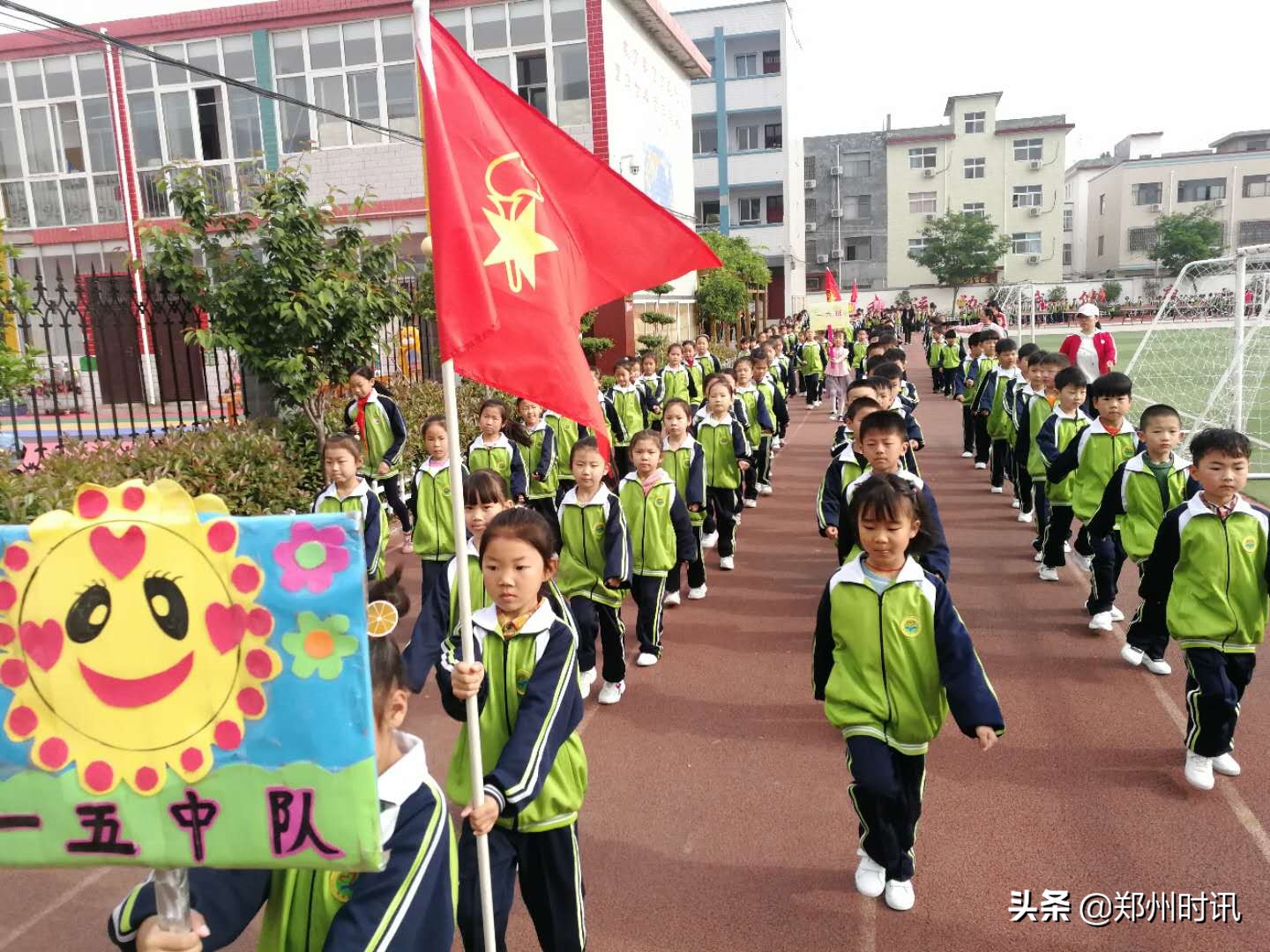 荥阳市第二小学春季运动会,学校校长杯足球赛开幕式报道