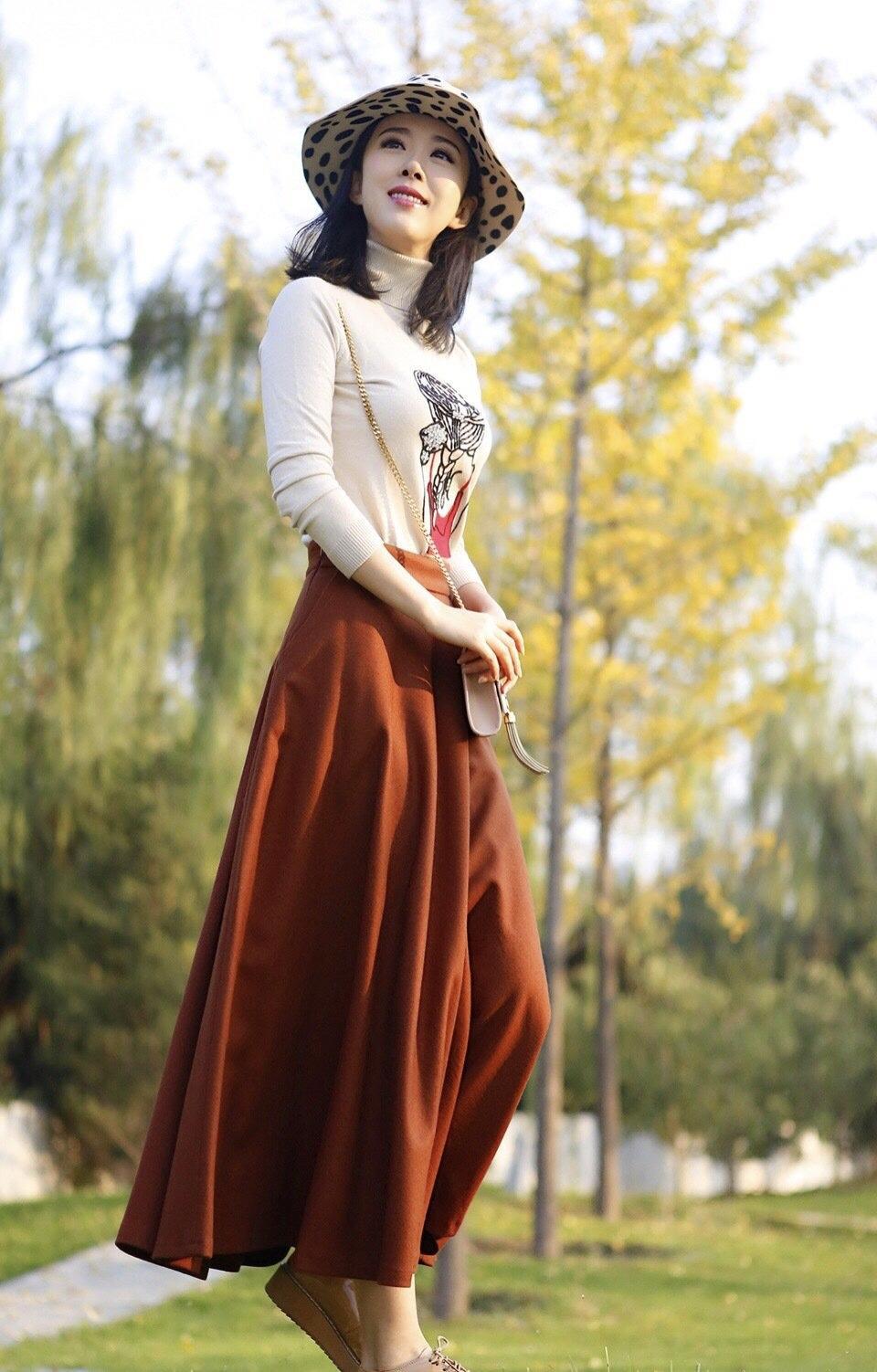 颜丹晨气质穿搭,颜丹晨穿深v领裙装