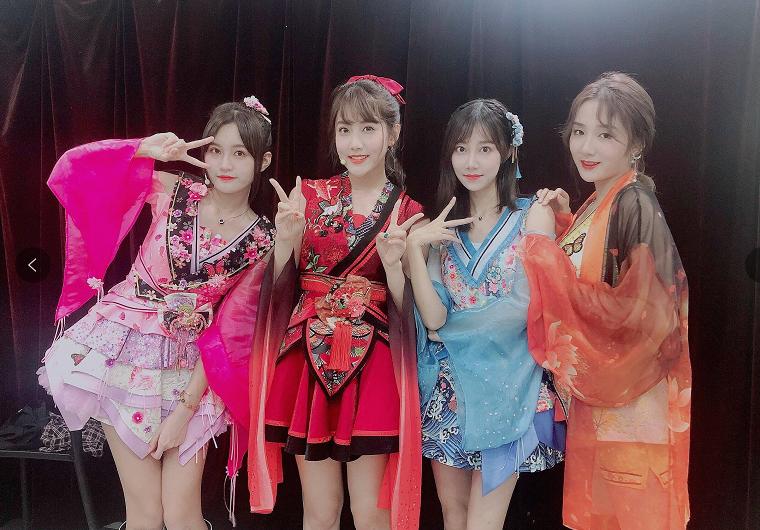 26岁女星台前台下两个样！私下身份引热议，网友指挣得比当明星多