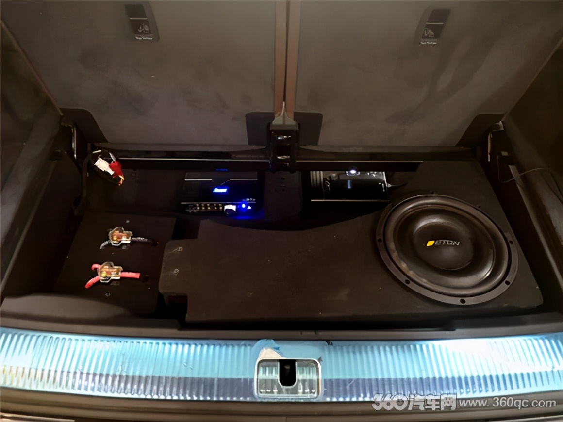 奥迪q7改装案例亮黑套件,新款奥迪q7改装智能大屏