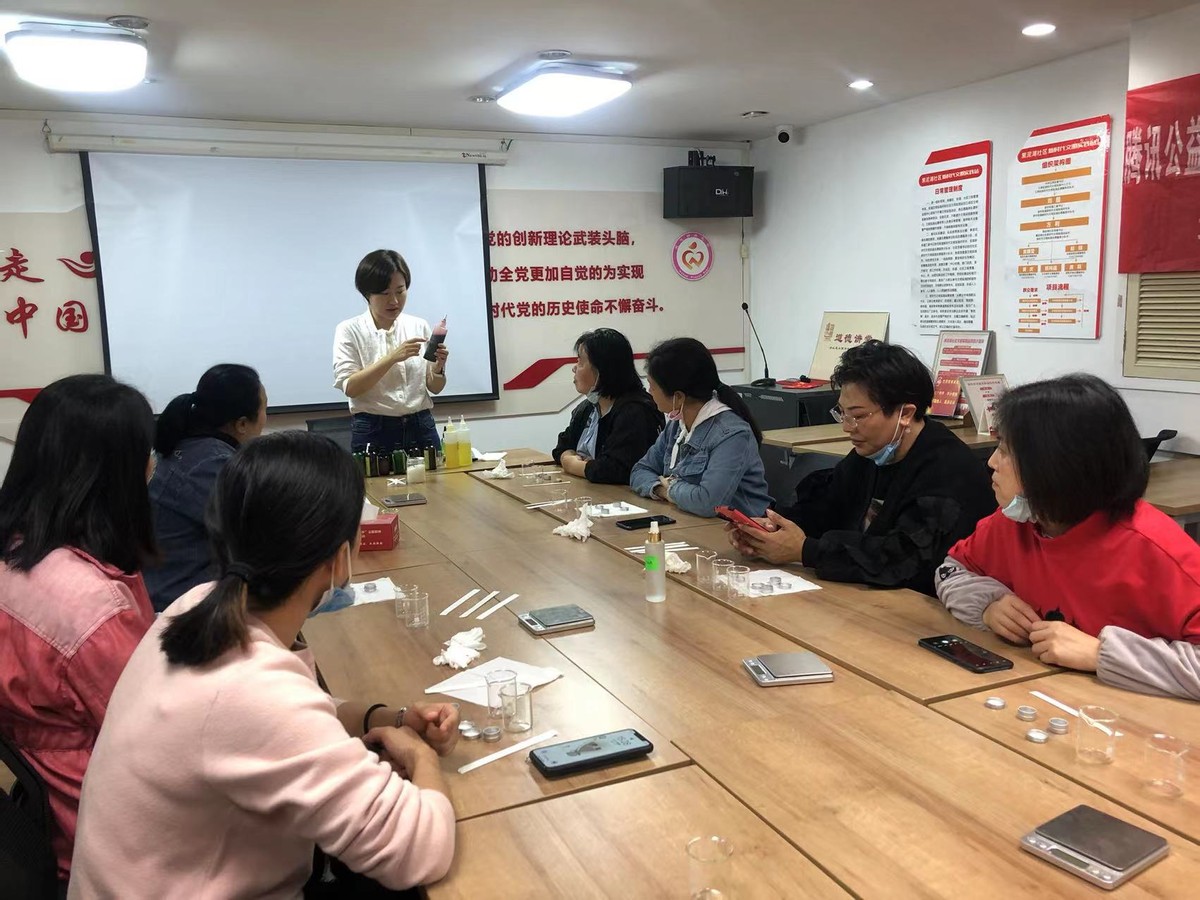 爱满荆楚｜关爱女性，黑泥湖社区小组活动“手工DIY紫草药膏”