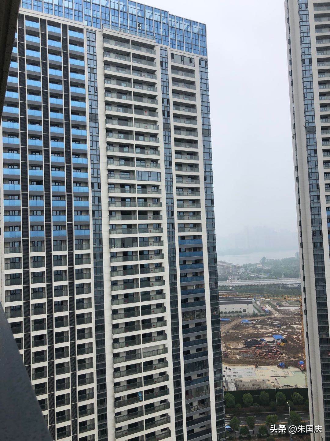 大金空调e-max系列4匹中央空调,空调挂机和中央空调怎么选