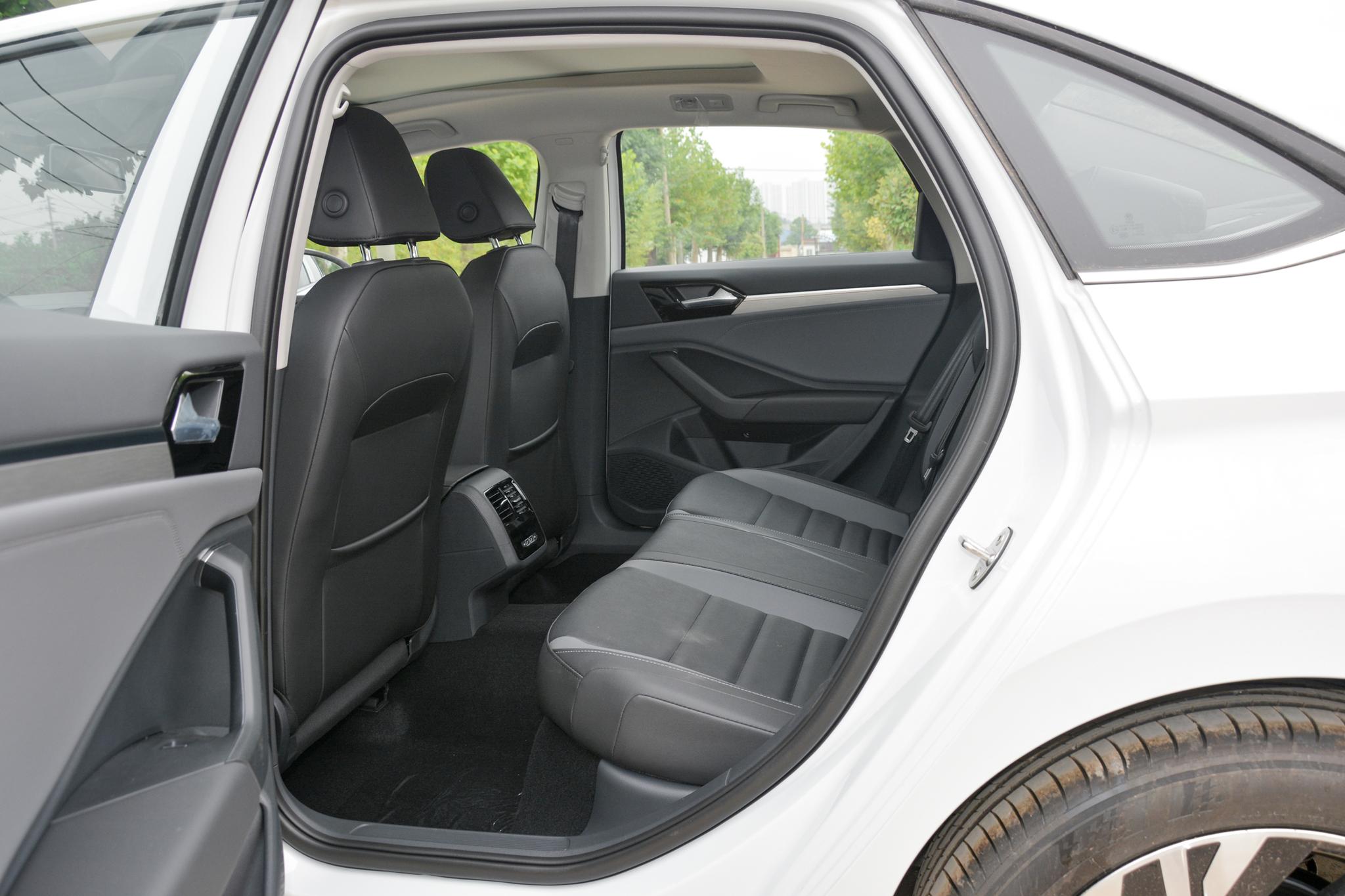 亚洲狮2.0和速腾1.4t哪个可靠,大众速腾和丰田亚洲狮哪个值得买