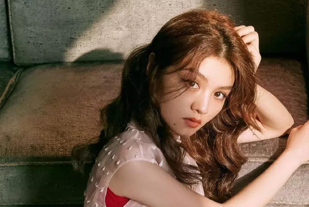 辛芷蕾发型是剪出来还是烫出来的,辛芷蕾的发型剪出来的效果