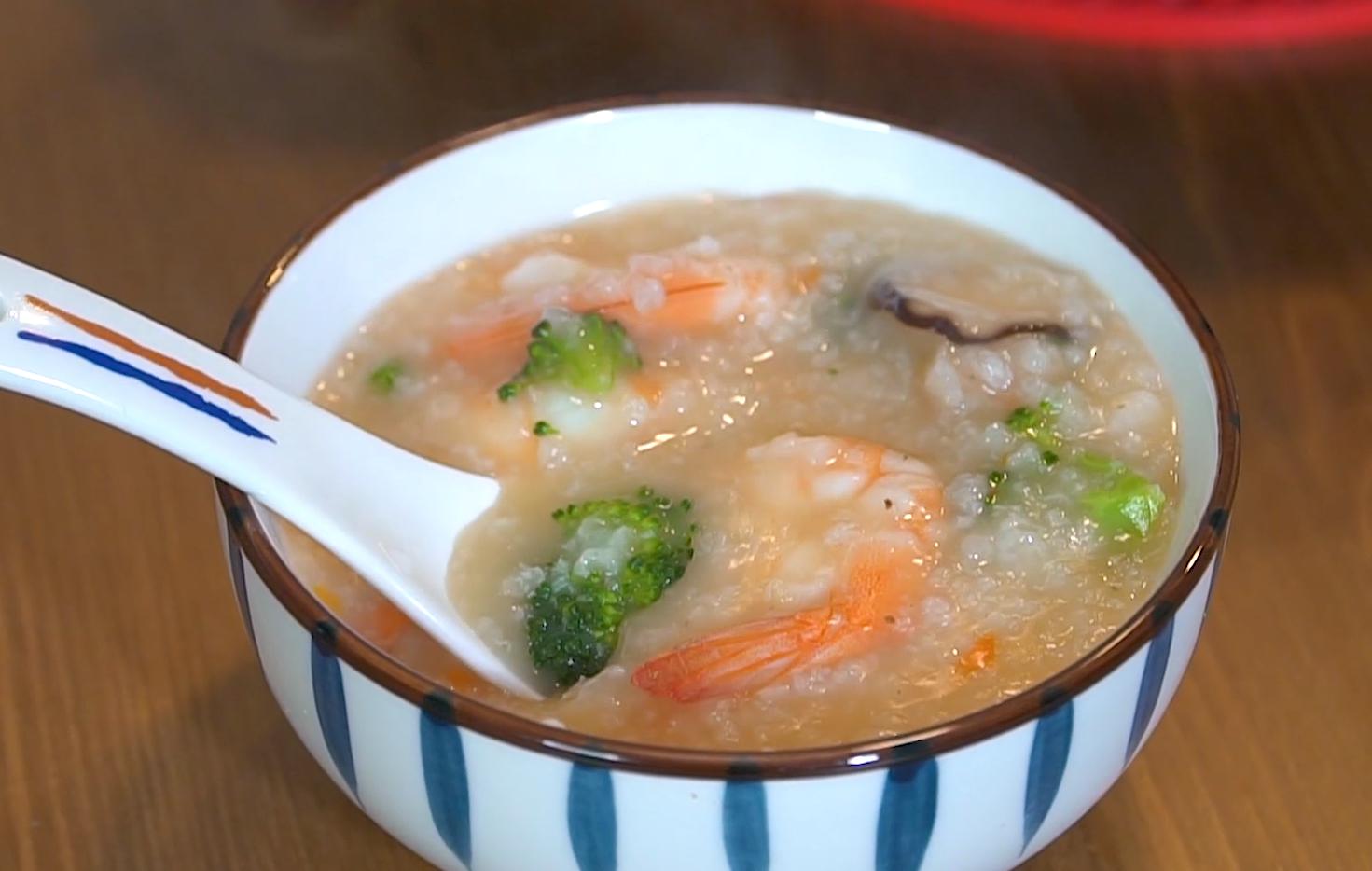 香菇大虾海鲜粥电饭煲做法,懒人版速冻虾海鲜粥的家常做法