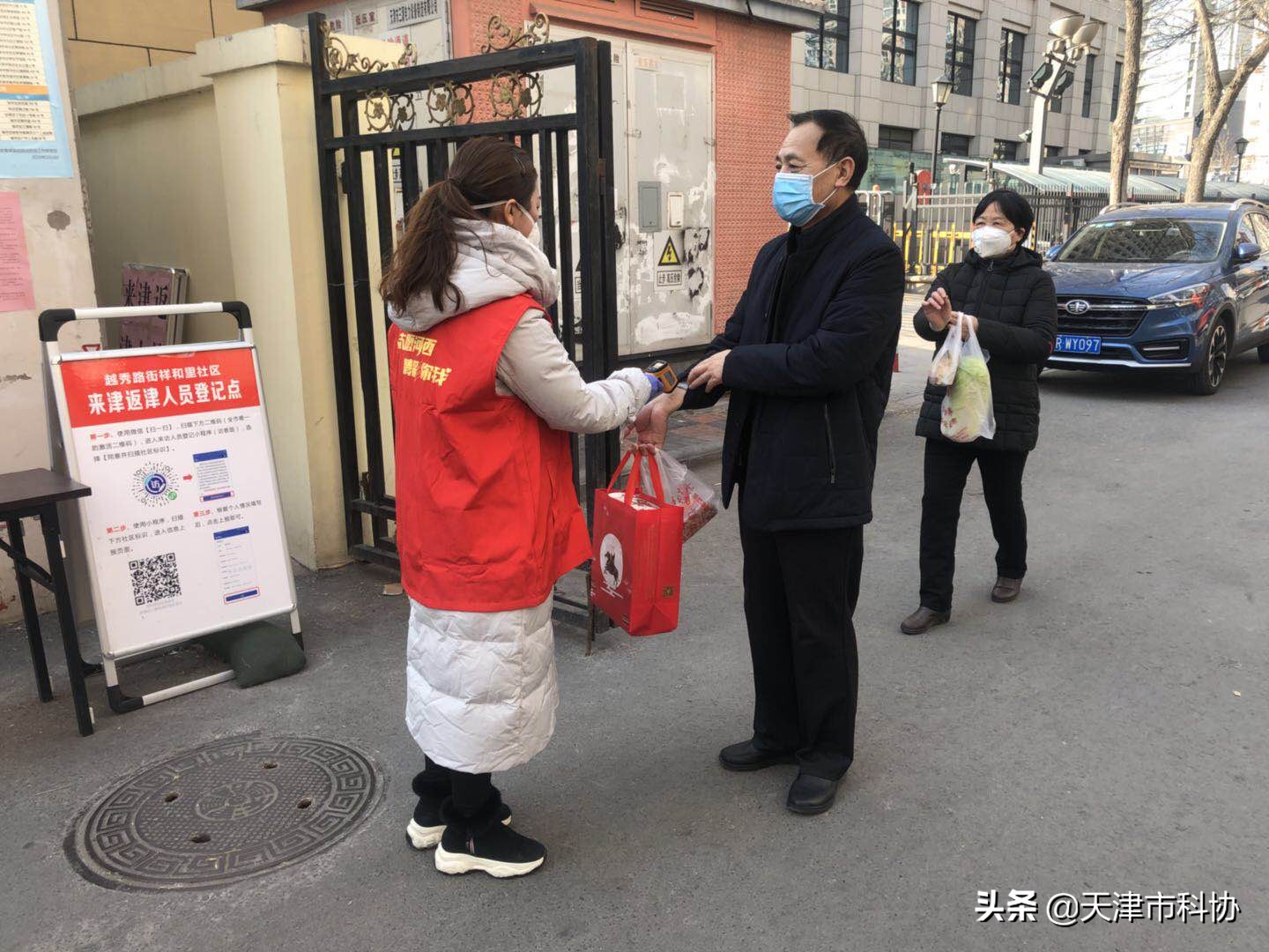 社区党员干部抗击疫情防控,党员下沉社区疫情防控宣传报道