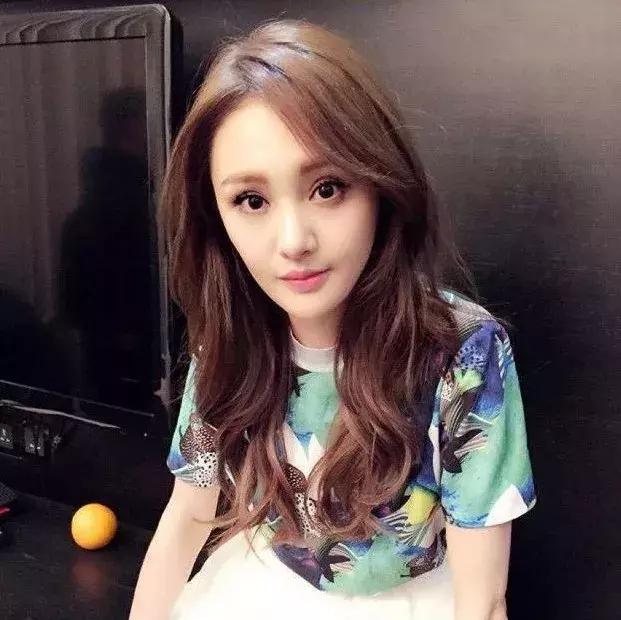 大脸宽脸剪短发好看吗,四十岁大脸女适合剪短发