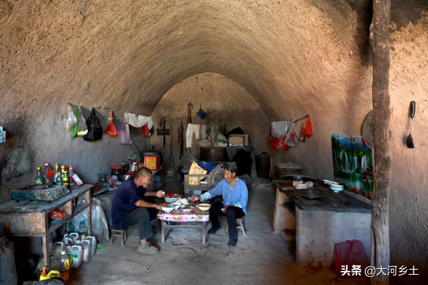 农村夫妻大锅做菜,农村大娘炒辣子鸡