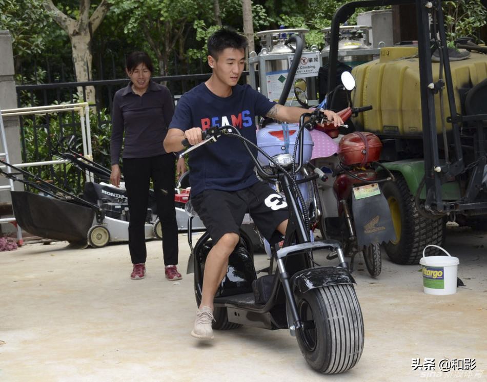 谢霆锋、谭维维、朴树、韩寒，这年头，明星也有骑电动车的情怀