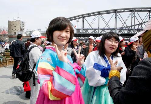 朝鲜游客来中国游玩，不用导游，嫌弃高铁太慢，打“飞的”来北京