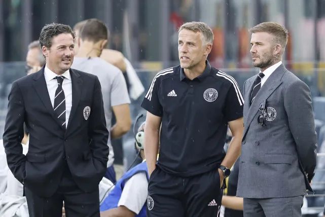 贝克汉姆年轻时穿西装帅照,贝克汉姆穿西装帅气照片