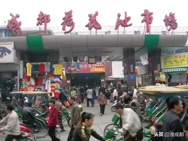 据说不来这里就白来成都，你一定没有见过这么魔幻又传奇的荷花池