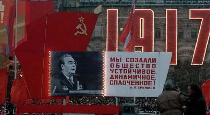 戈尔巴乔夫时期苏联发生的大事件,红场阅兵戈尔巴乔夫掩面而泣