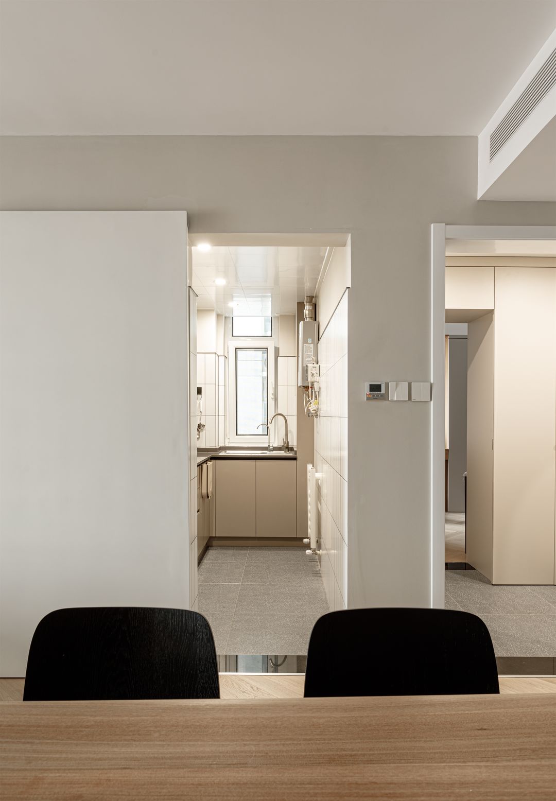 北京夫妻改造老破小,北京夫妻全屋水泥极简装修风格