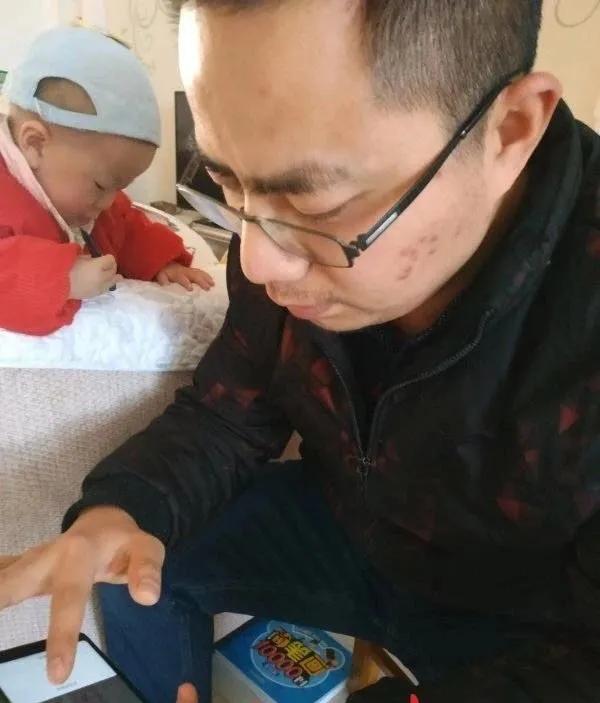 教师每天进行疫情防控,教师疫情防控