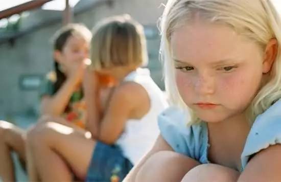 13岁女生扫雪冻伤手指险截肢,13岁女孩扫雪被冻伤后续