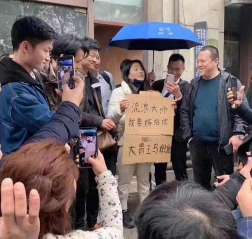 “人类高质量男性”求偶，油头粉面似“纸扎人”，网友：单身挺好