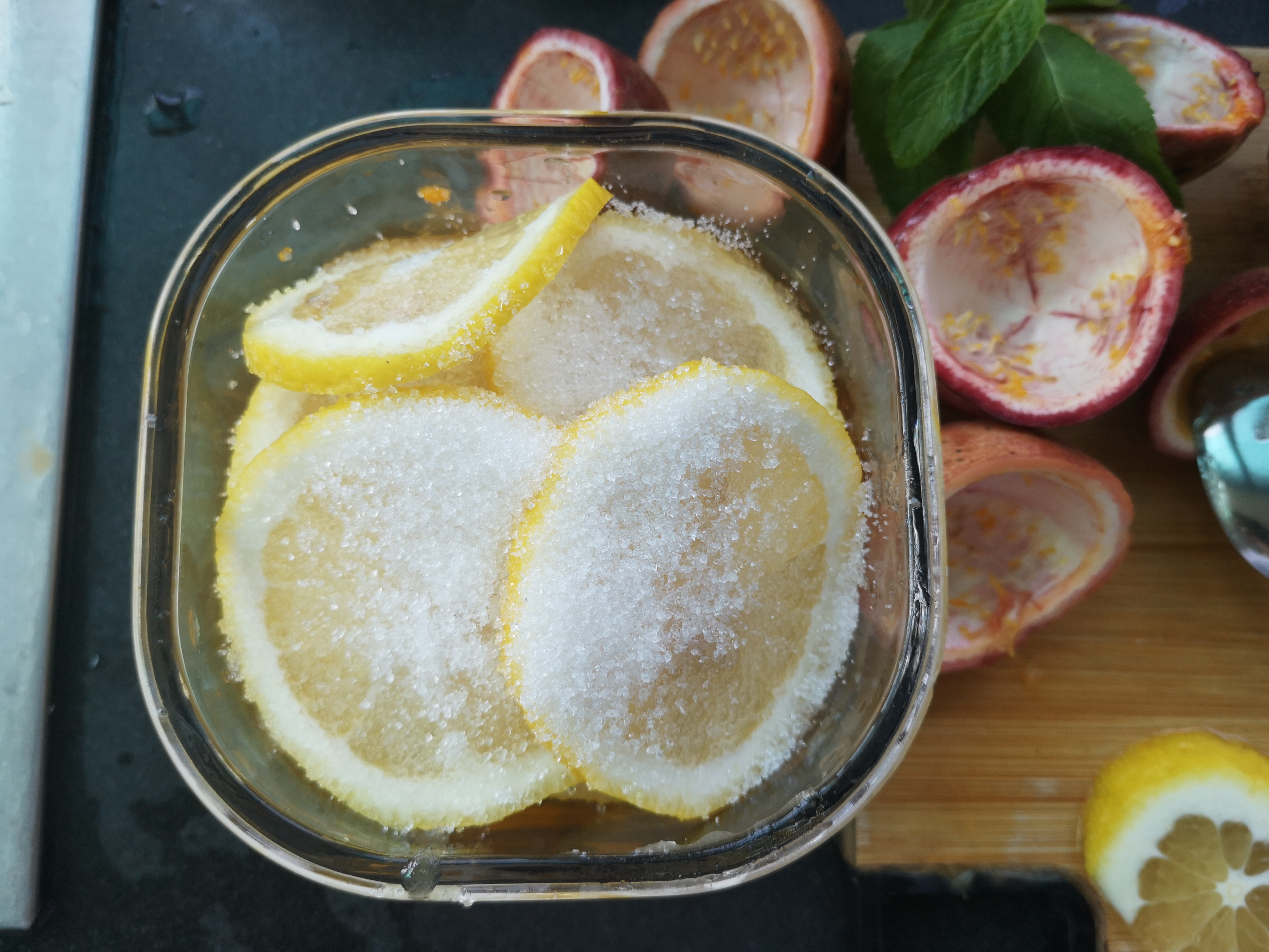 炎炎夏日柠檬百香果蜂蜜水,炎炎夏日来杯柠檬百香果水