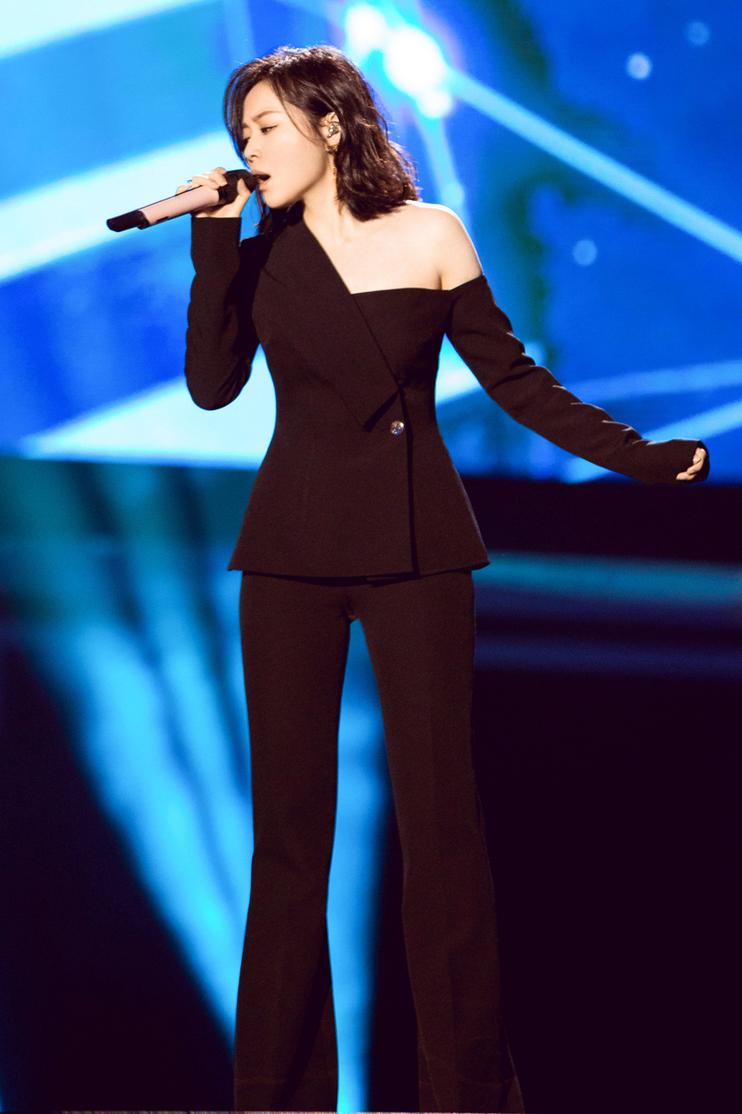 36岁张靓颖大红色造型独特魅力,36岁的张靓颖有多迷人