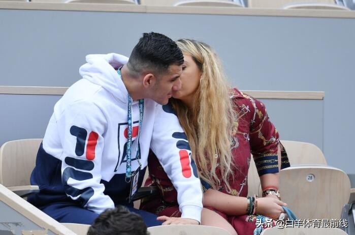 35岁的“小白兔”巴托丽结交小10岁强力男友，如今的她越来越滋润