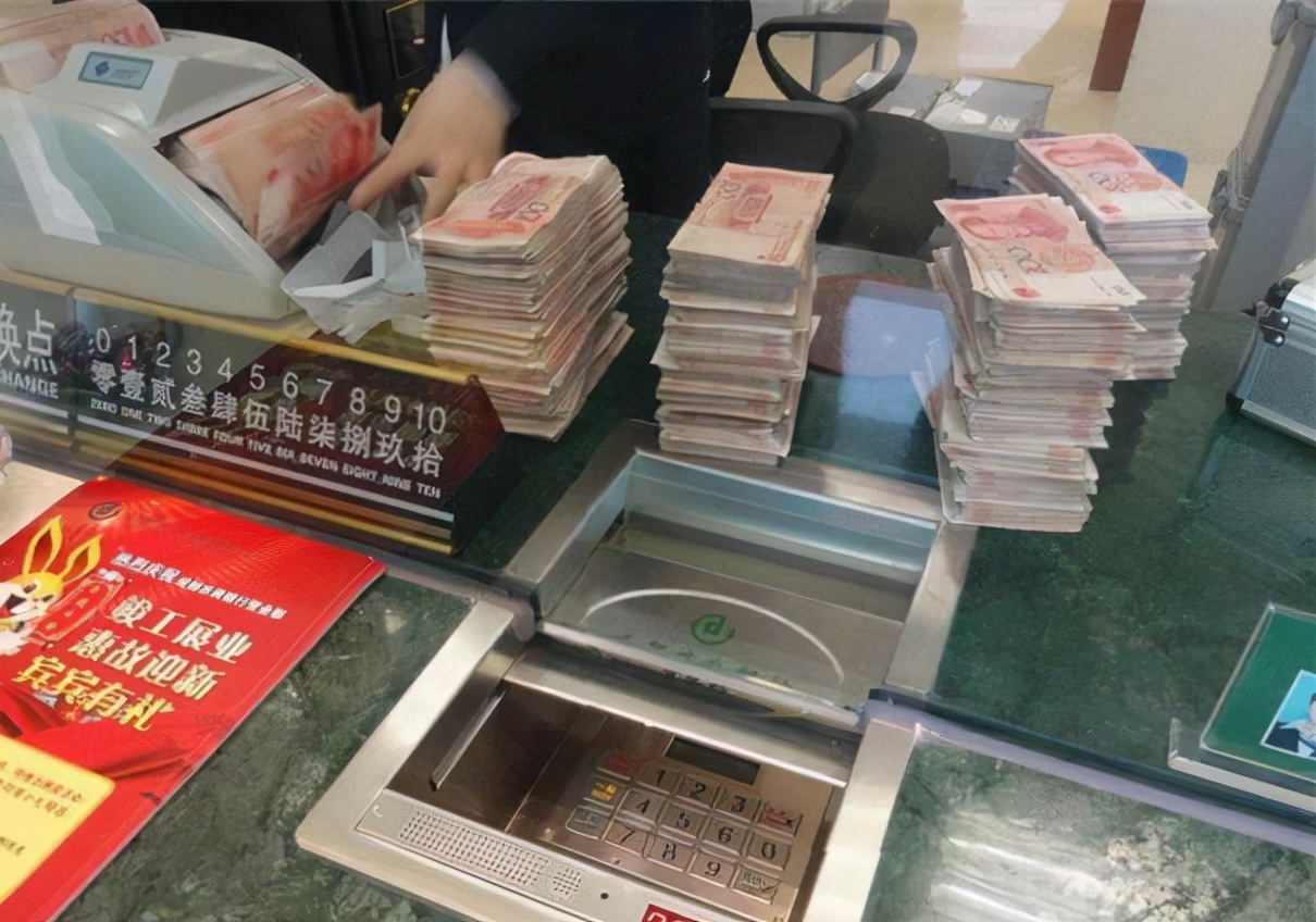 农业银行存10万三年每年多少利息,2021年2万存农业银行一年利息多少