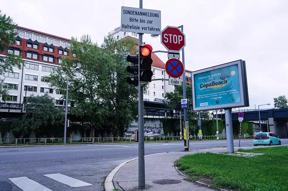 公共停车位被电动车霸占违不违法,电动车占用公共停车位的行为