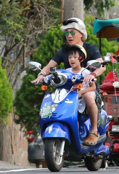 谢霆锋、谭维维、朴树、韩寒，这年头，明星也有骑电动车的情怀