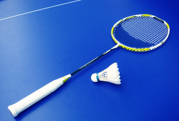 男生如何挑选适合自己的羽毛球拍,女生羽毛球拍怎么挑选