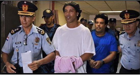 罗纳尔迪尼奥因为什么入狱,罗纳尔迪尼奥为什么有这么多欠债