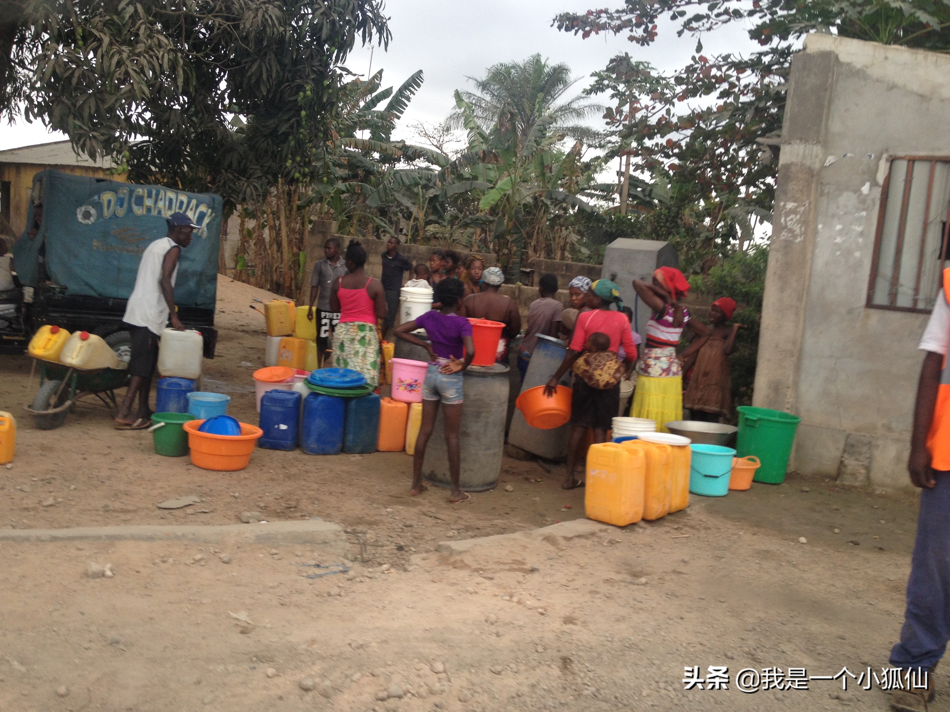 你知道安哥拉黑人用来装水的黄色桶，最初的用途是什么吗？