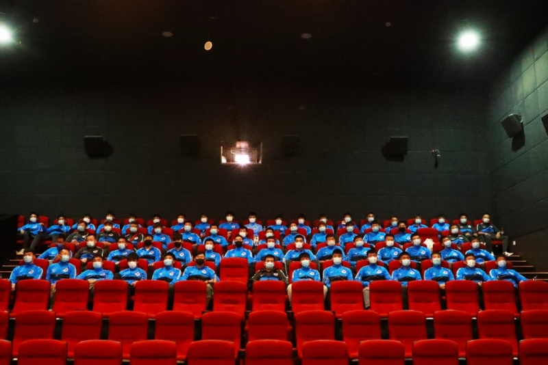 国内足坛掀起《夺冠》热，想重回巅峰这一点比女排精神更值得学习