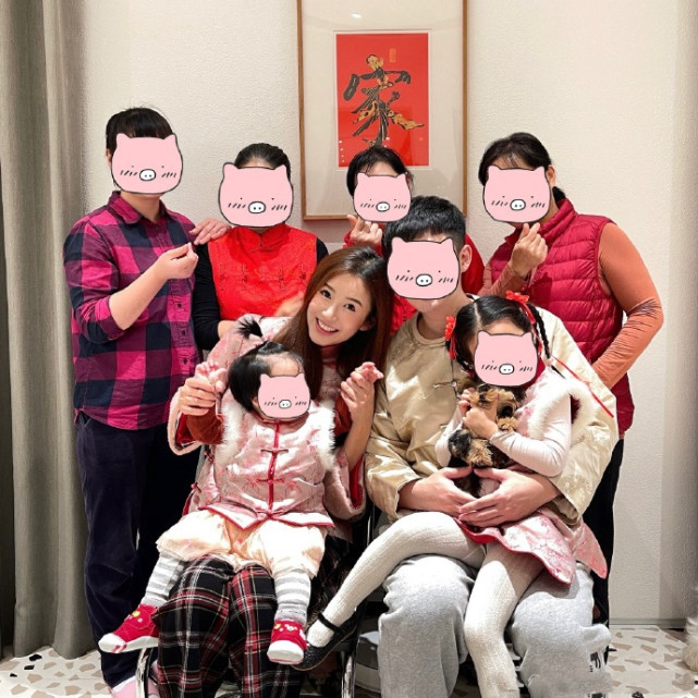 陈赫晒一家四口全家福,陈赫全家出游妈妈晒照其乐融融