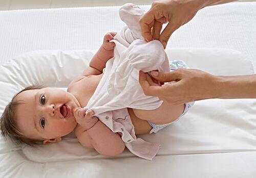 新生儿怕热还是怕冷,新生婴儿到底怕热还是怕冷