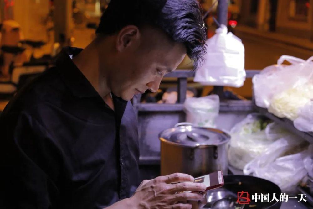 小城镇摆摊做炒饼一晚上挣多少钱,80后小伙在夜市摆摊