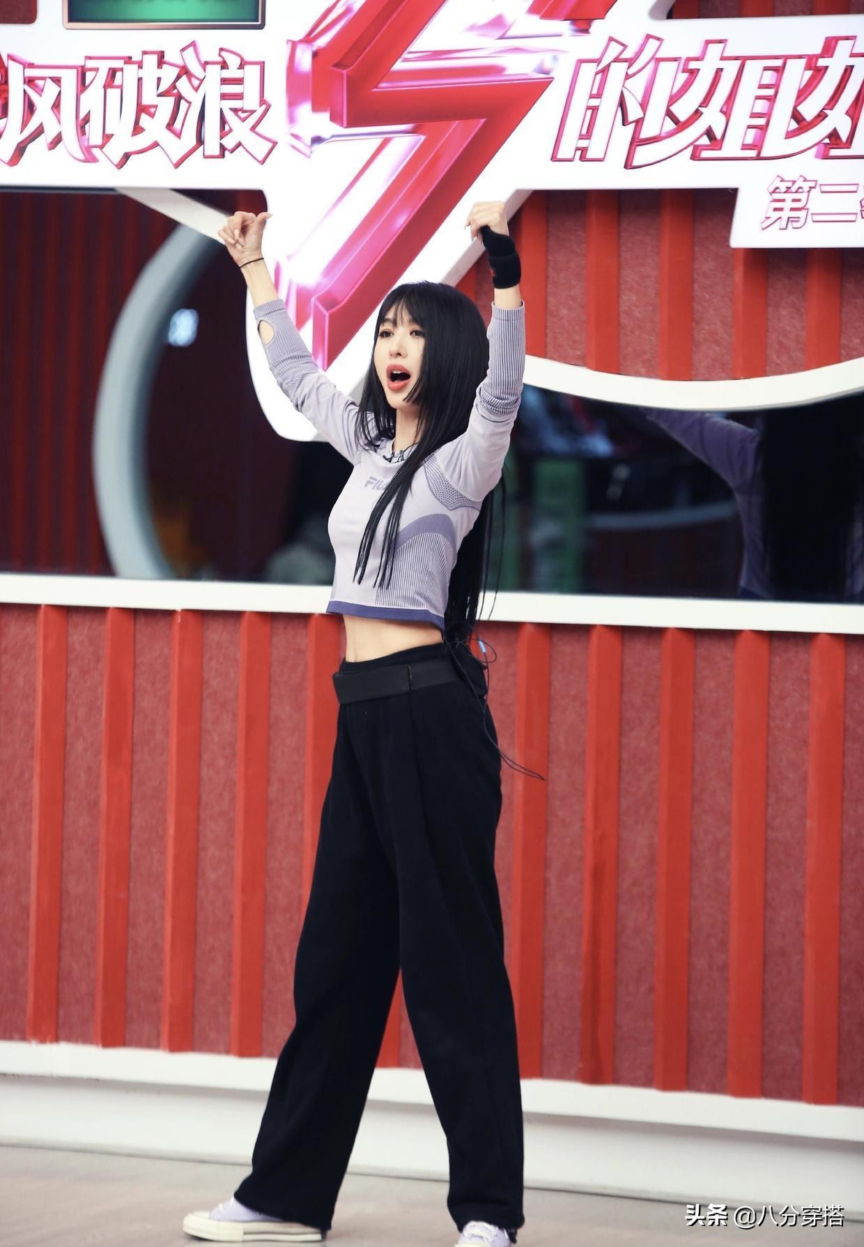 李菲儿太懂“时尚”，黑色垫肩西装配吊带潇洒利落，又美又飒