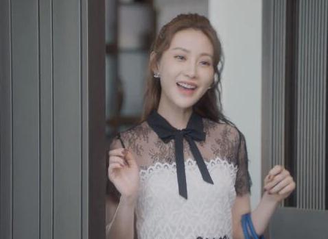 她多才多艺，从主持人转型成演员《正青春》中的她见风使舵