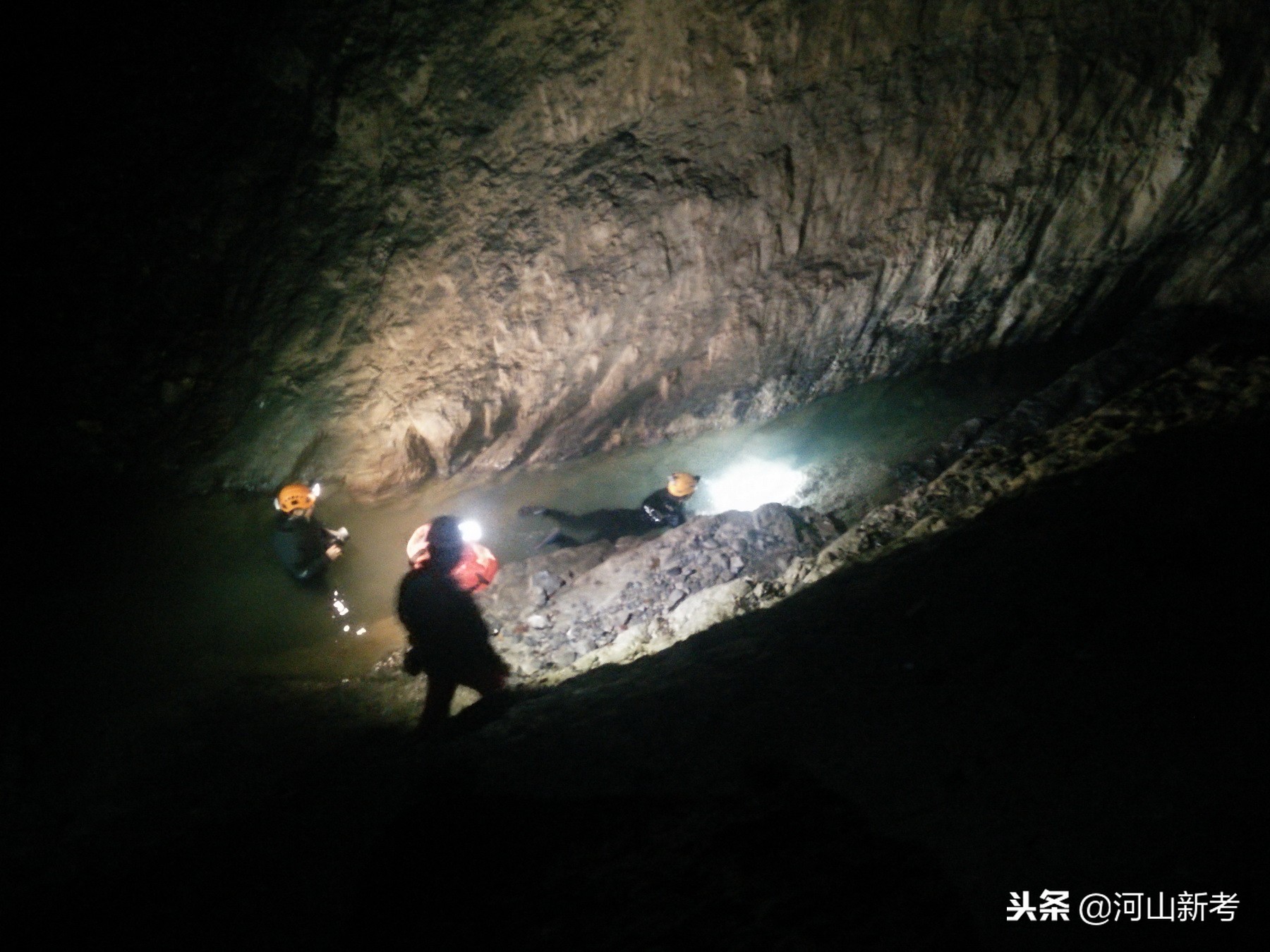 探险中国天坑视频,专家探险贵州神秘天坑完整版视频