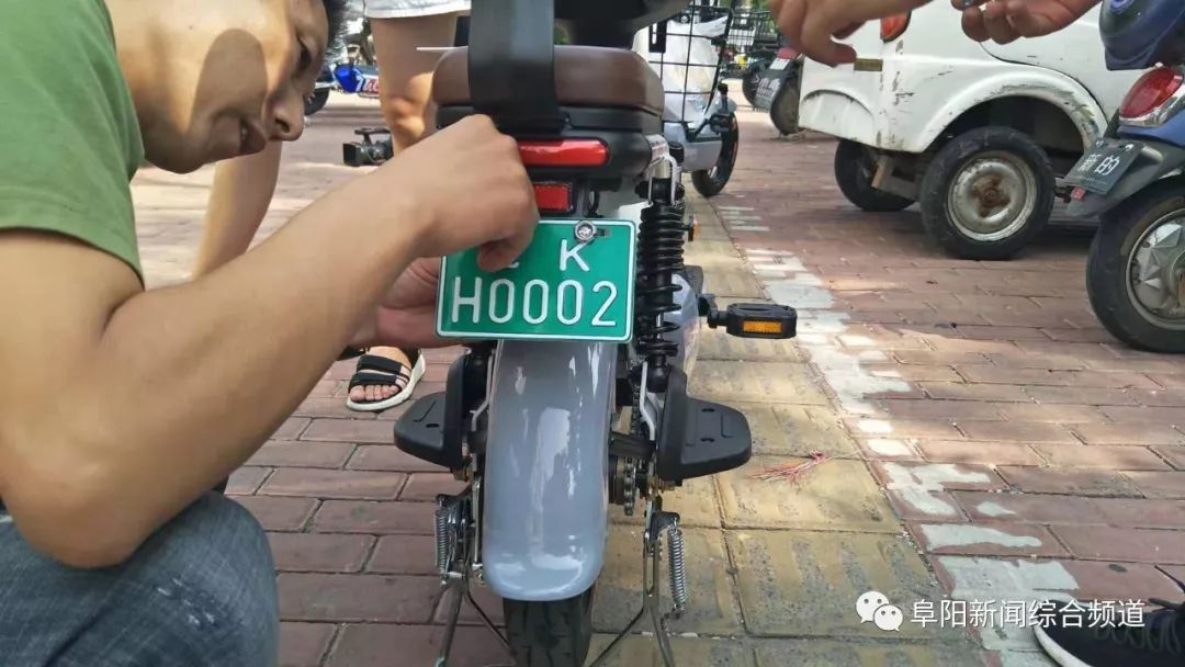 刚刚！皖KH0001！被这位美女拿到了