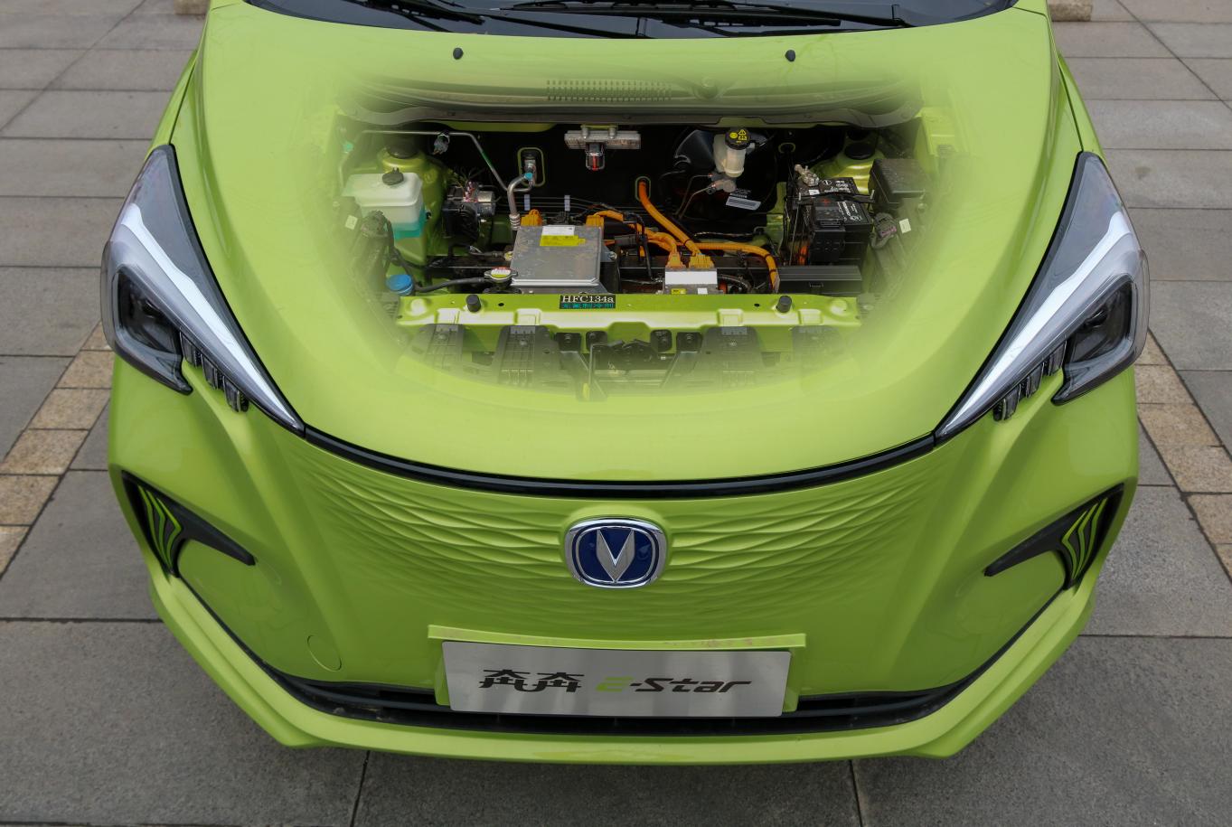 后备箱只放一只鞋,后备箱球鞋