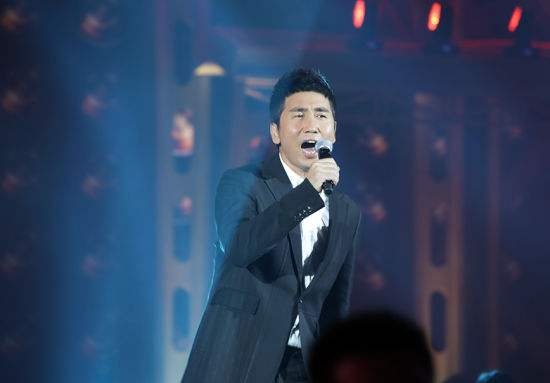 香港男歌手张学友演唱秋意浓歌曲,张学友经典老歌视频完整版秋意浓