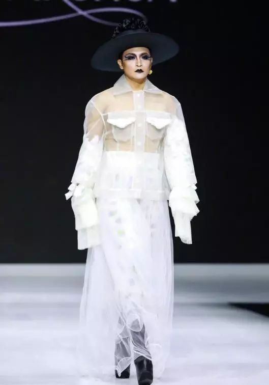 陈志朋厚底鞋,陈志朋穿白皮靴